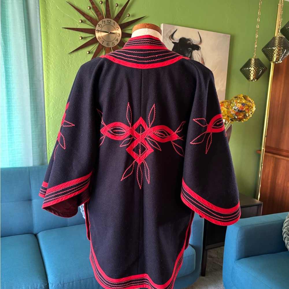Vintage Cape - Picture 5 of 11